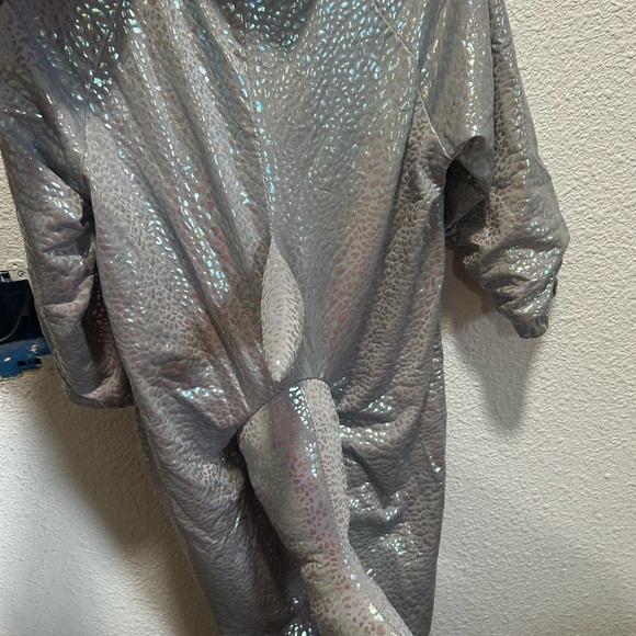 Silver Shiny shark costume 2/3 T - Picture 3 of 4